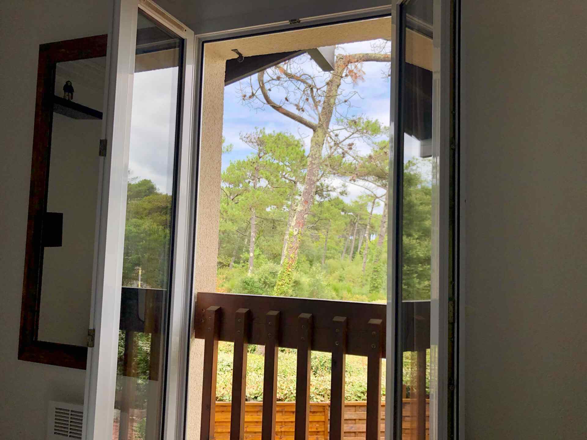 Direkter Blick auf den Wald vom Schlafzimmer aus