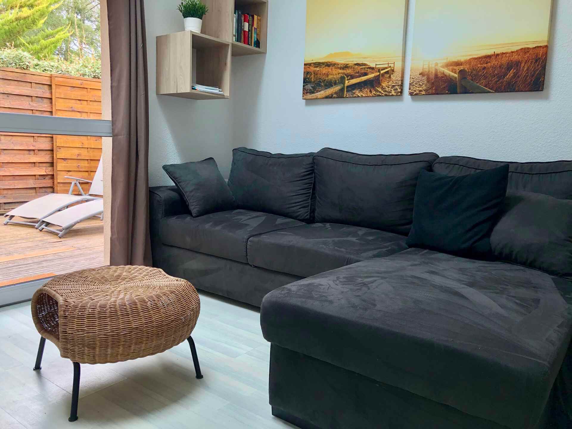 Bequeme Couch mit Couchtisch