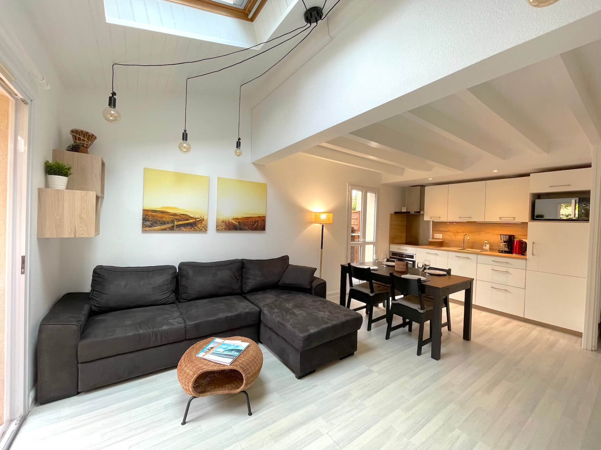 Großes Wohnzimmer mit Küche und Esstisch