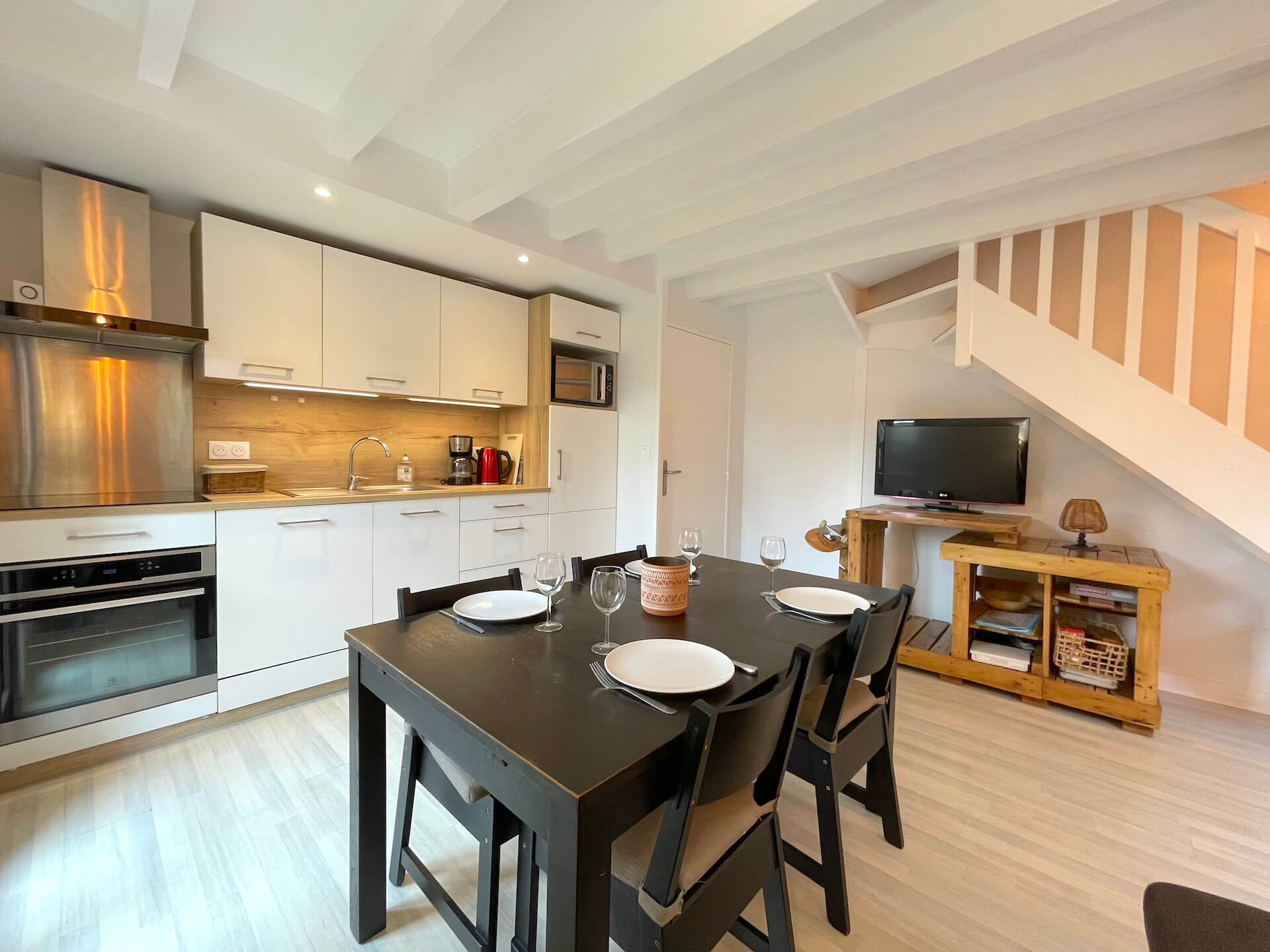 Fully furnished and bright new kitchen near the beach