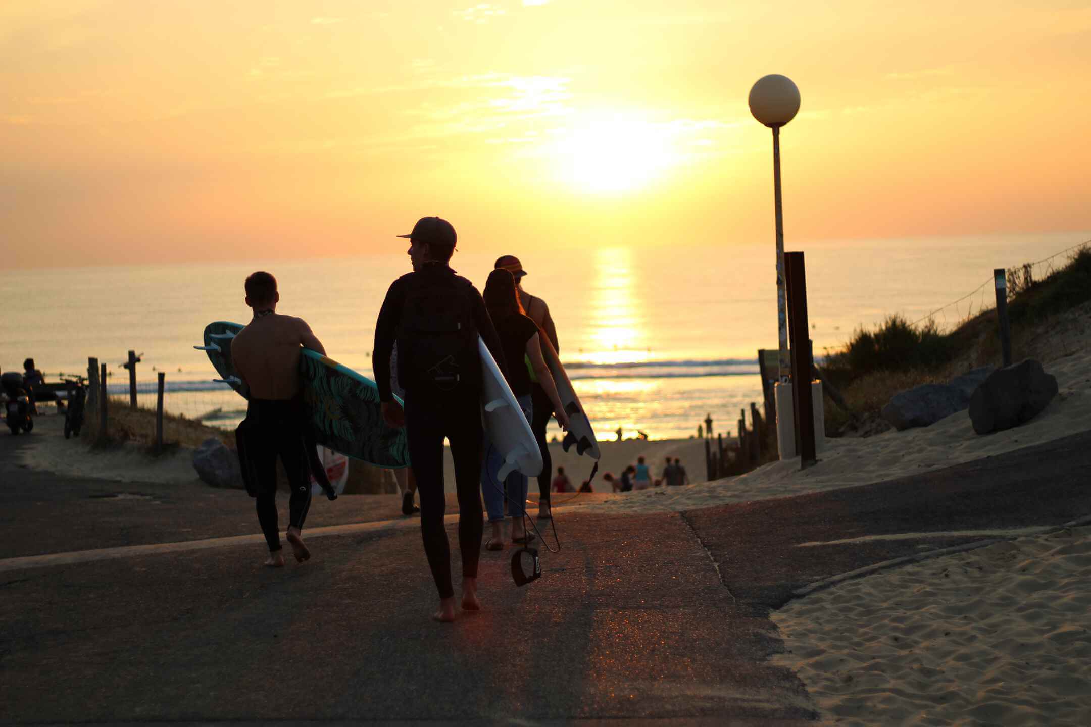Surfeurs sur l'accès direct à la plage