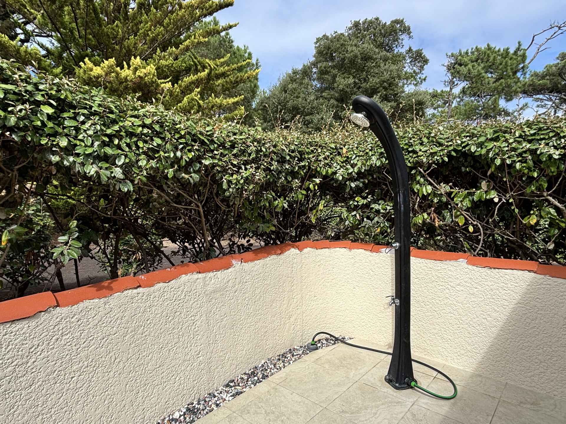 Douche extérieure pour se rincer après la plage