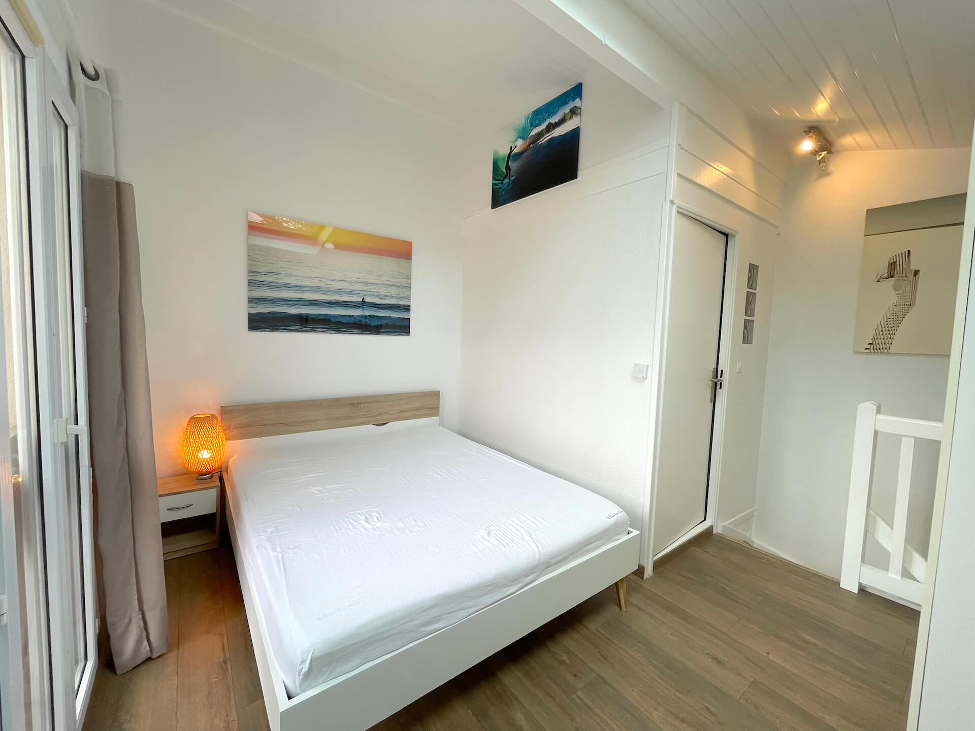 Grand lit dans la chambre avec vue sur la forêt près de la plage