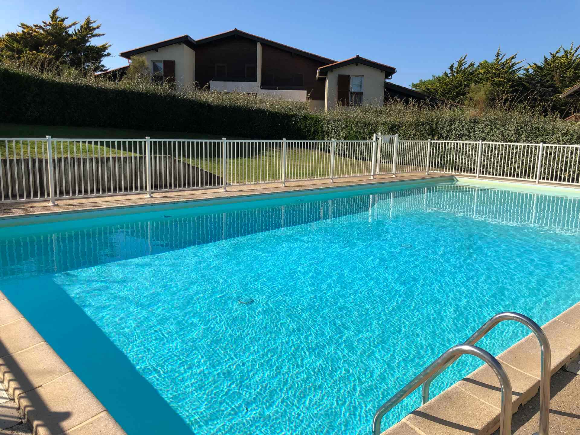 Grande piscine privée pour la résidence
