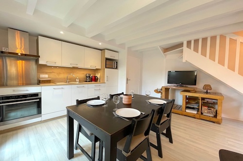 Fully furnished and bright new kitchen near the beach